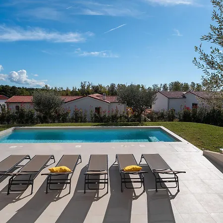 Besonderes Steinhaus Mit Privatpool, Panoramablick, Garten, Grill, Waschmaschine Semesterbostad Višnjan